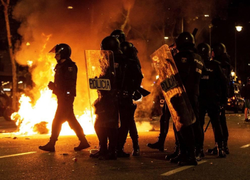 El Eixample de Barcelona se transformó este martes en el escenario de una batalla campal