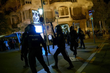 El Eixample de Barcelona se transformó este martes en el escenario de una batalla campal