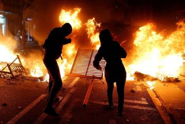 El Eixample de Barcelona se transformó este martes en el escenario de una batalla campal