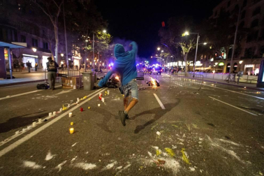 El Eixample de Barcelona se transformó este martes en el escenario de una batalla campal