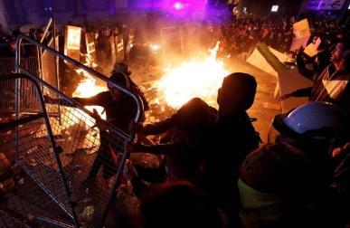 El Eixample de Barcelona se transformó este martes en el escenario de una batalla campal
