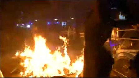 Barricadas de fuego ante el cordón policial en la Delegación del Gobierno en Barcelona