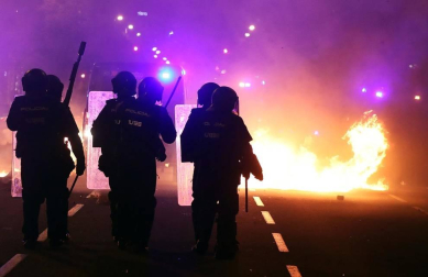 Enfrentamientos entre manifestantes y agentes policiales en las calles de la capital condal por las protestas generadas tras la sentencia del 'procés'.