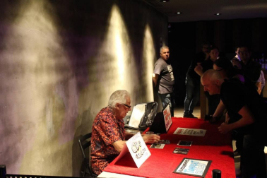 John Mayall, maestro del blues y figura clave en la música contemporánea, con más de 60 álbumes a sus espaldas, aterrizó en el escenario de la Sala Zentral dentro de la gira de su 85 aniversario. Una oportunidad única para disfrutar de este artista -y de la banda que lo acompaña, The Bluesbreakers- que únicamente va a actuar en doce ciudades en su ruta por España.