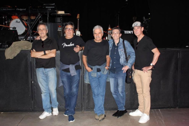John Mayall, maestro del blues y figura clave en la música contemporánea, con más de 60 álbumes a sus espaldas, aterrizó en el escenario de la Sala Zentral dentro de la gira de su 85 aniversario. Una oportunidad única para disfrutar de este artista -y de la banda que lo acompaña, The Bluesbreakers- que únicamente va a actuar en doce ciudades en su ruta por España.