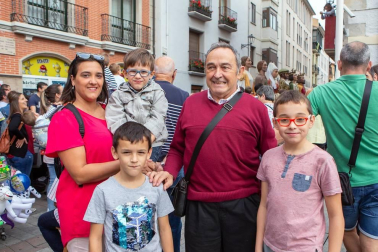 Del 5 al 13 de septiembre los vecinos de Villava han celebrado sus fiestas patronales, que tradicionalmente se han dedicado a la Virgen del Rosario. Los colectivos vecinales tienen gran protagonismo en la programación y un buen ejemplo de ello es la comparsa de gigantes y cabezudos, que un año más sacó a los vecinos a la calle.