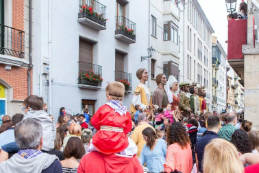 Del 5 al 13 de septiembre los vecinos de Villava han celebrado sus fiestas patronales, que tradicionalmente se han dedicado a la Virgen del Rosario. Los colectivos vecinales tienen gran protagonismo en la programación y un buen ejemplo de ello es la comparsa de gigantes y cabezudos, que un año más sacó a los vecinos a la calle.