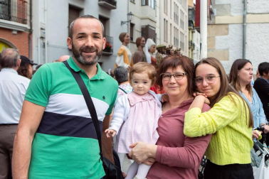 Del 5 al 13 de septiembre los vecinos de Villava han celebrado sus fiestas patronales, que tradicionalmente se han dedicado a la Virgen del Rosario. Los colectivos vecinales tienen gran protagonismo en la programación y un buen ejemplo de ello es la comparsa de gigantes y cabezudos, que un año más sacó a los vecinos a la calle.