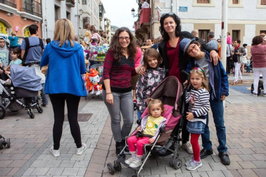 Del 5 al 13 de septiembre los vecinos de Villava han celebrado sus fiestas patronales, que tradicionalmente se han dedicado a la Virgen del Rosario. Los colectivos vecinales tienen gran protagonismo en la programación y un buen ejemplo de ello es la comparsa de gigantes y cabezudos, que un año más sacó a los vecinos a la calle.