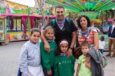 Del 5 al 13 de septiembre los vecinos de Villava han celebrado sus fiestas patronales, que tradicionalmente se han dedicado a la Virgen del Rosario. Los colectivos vecinales tienen gran protagonismo en la programación y un buen ejemplo de ello es la comparsa de gigantes y cabezudos, que un año más sacó a los vecinos a la calle.