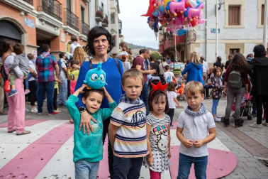 Del 5 al 13 de septiembre los vecinos de Villava han celebrado sus fiestas patronales, que tradicionalmente se han dedicado a la Virgen del Rosario. Los colectivos vecinales tienen gran protagonismo en la programación y un buen ejemplo de ello es la comparsa de gigantes y cabezudos, que un año más sacó a los vecinos a la calle.