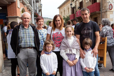Del 5 al 13 de septiembre los vecinos de Villava han celebrado sus fiestas patronales, que tradicionalmente se han dedicado a la Virgen del Rosario. Los colectivos vecinales tienen gran protagonismo en la programación y un buen ejemplo de ello es la comparsa de gigantes y cabezudos, que un año más sacó a los vecinos a la calle.