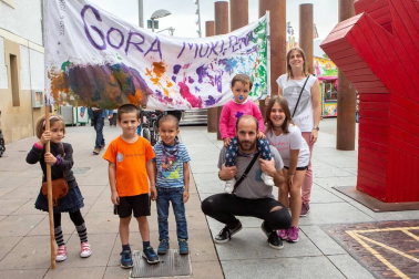 Del 5 al 13 de septiembre los vecinos de Villava han celebrado sus fiestas patronales, que tradicionalmente se han dedicado a la Virgen del Rosario. Los colectivos vecinales tienen gran protagonismo en la programación y un buen ejemplo de ello es la comparsa de gigantes y cabezudos, que un año más sacó a los vecinos a la calle.