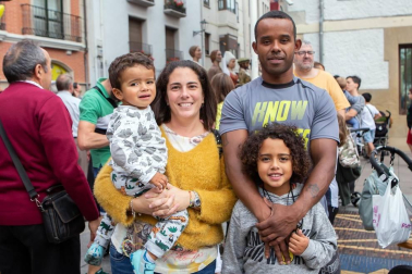 Del 5 al 13 de septiembre los vecinos de Villava han celebrado sus fiestas patronales, que tradicionalmente se han dedicado a la Virgen del Rosario. Los colectivos vecinales tienen gran protagonismo en la programación y un buen ejemplo de ello es la comparsa de gigantes y cabezudos, que un año más sacó a los vecinos a la calle.