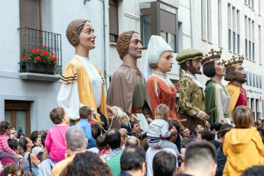Del 5 al 13 de septiembre los vecinos de Villava han celebrado sus fiestas patronales, que tradicionalmente se han dedicado a la Virgen del Rosario. Los colectivos vecinales tienen gran protagonismo en la programación y un buen ejemplo de ello es la comparsa de gigantes y cabezudos, que un año más sacó a los vecinos a la calle.