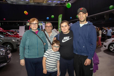 Más de 300 vehículos kilómetro cero llenaron las instalaciones del Navarra Arena para disfrute de los amantes del motor. Bajo la organización del grupo Mundomóvil, el Outlet Navarra Motor Show ofertó vehículos a precios especiales de liquidación, que llegaron a ofrecer descuentos de  hasta un 50%.