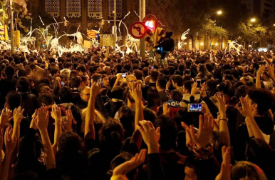 Enfrentamientos entre manifestantes y agentes policiales en las calles de la capital condal por las protestas generadas tras la sentencia del 'procés'.