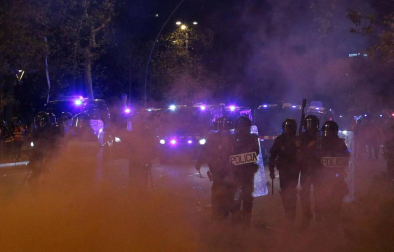 Enfrentamientos entre manifestantes y agentes policiales en las calles de la capital condal por las protestas generadas tras la sentencia del 'procés'.