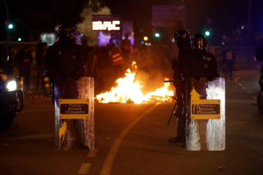 Enfrentamientos entre manifestantes y agentes policiales en las calles de la capital condal por las protestas generadas tras la sentencia del 'procés'.