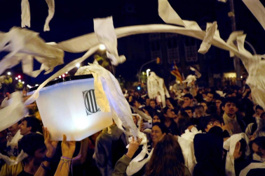 Enfrentamientos entre manifestantes y agentes policiales en las calles de la capital condal por las protestas generadas tras la sentencia del 'procés'.