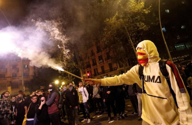 Enfrentamientos entre manifestantes y agentes policiales en las calles de la capital condal por las protestas generadas tras la sentencia del 'procés'.