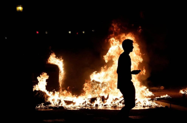 Enfrentamientos entre manifestantes y agentes policiales en las calles de la capital condal por las protestas generadas tras la sentencia del 'procés'.