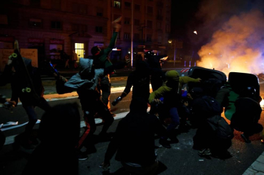 Enfrentamientos entre manifestantes y agentes policiales en las calles de la capital condal por las protestas generadas tras la sentencia del 'procés'.