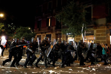 Enfrentamientos entre manifestantes y agentes policiales en las calles de la capital condal por las protestas generadas tras la sentencia del 'procés'.