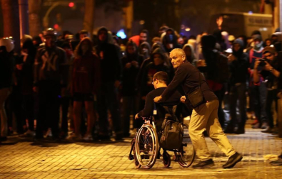 Enfrentamientos entre manifestantes y agentes policiales en las calles de la capital condal por las protestas generadas tras la sentencia del 'procés'.