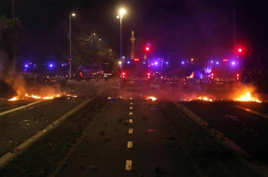 Enfrentamientos entre manifestantes y agentes policiales en las calles de la capital condal por las protestas generadas tras la sentencia del 'procés'.