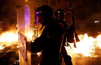 Enfrentamientos entre manifestantes y agentes policiales en las calles de la capital condal por las protestas generadas tras la sentencia del 'procés'.