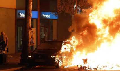 Enfrentamientos entre manifestantes y agentes policiales en las calles de la capital condal por las protestas generadas tras la sentencia del 'procés'.