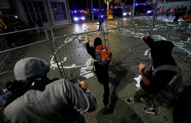 Enfrentamientos entre manifestantes y agentes policiales en las calles de la capital condal por las protestas generadas tras la sentencia del 'procés'.
