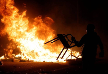 Enfrentamientos entre manifestantes y agentes policiales en las calles de la capital condal por las protestas generadas tras la sentencia del 'procés'.