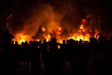 Enfrentamientos entre manifestantes y agentes policiales en las calles de la capital condal por las protestas generadas tras la sentencia del 'procés'.