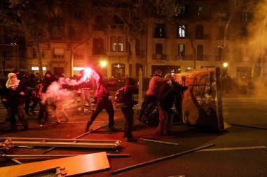 Enfrentamientos entre manifestantes y agentes policiales en las calles de la capital condal por las protestas generadas tras la sentencia del 'procés'.