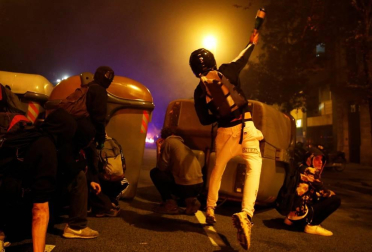 Enfrentamientos entre manifestantes y agentes policiales en las calles de la capital condal por las protestas generadas tras la sentencia del 'procés'.