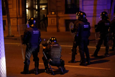 Enfrentamientos entre manifestantes y agentes policiales en las calles de la capital condal por las protestas generadas tras la sentencia del 'procés'.