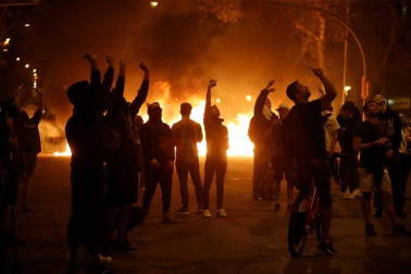 Enfrentamientos entre manifestantes y agentes policiales en las calles de la capital condal por las protestas generadas tras la sentencia del 'procés'.