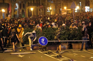 Enfrentamientos entre manifestantes y agentes policiales en las calles de la capital condal por las protestas generadas tras la sentencia del 'procés'.