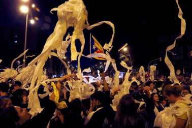 Enfrentamientos entre manifestantes y agentes policiales en las calles de la capital condal por las protestas generadas tras la sentencia del 'procés'.