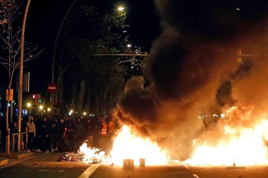 Enfrentamientos entre manifestantes y agentes policiales en las calles de la capital condal por las protestas generadas tras la sentencia del 'procés'.