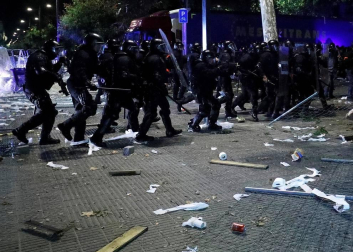 Enfrentamientos entre manifestantes y agentes policiales en las calles de la capital condal por las protestas generadas tras la sentencia del 'procés'.