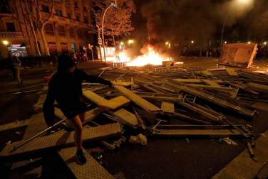 Enfrentamientos entre manifestantes y agentes policiales en las calles de la capital condal por las protestas generadas tras la sentencia del 'procés'.