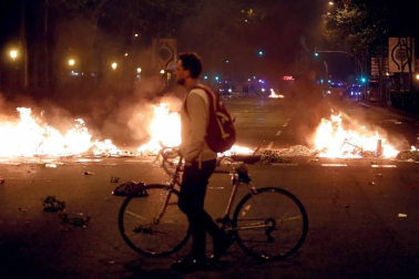 Enfrentamientos entre manifestantes y agentes policiales en las calles de la capital condal por las protestas generadas tras la sentencia del 'procés'.