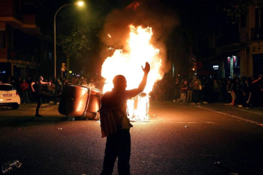 Enfrentamientos entre manifestantes y agentes policiales en las calles de la capital condal por las protestas generadas tras la sentencia del 'procés'.
