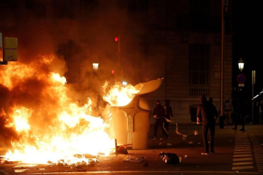 Enfrentamientos entre manifestantes y agentes policiales en las calles de la capital condal por las protestas generadas tras la sentencia del 'procés'.