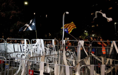 Enfrentamientos entre manifestantes y agentes policiales en las calles de la capital condal por las protestas generadas tras la sentencia del 'procés'.