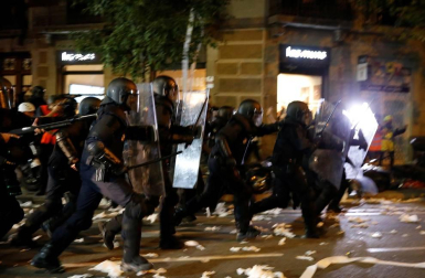 Enfrentamientos entre manifestantes y agentes policiales en las calles de la capital condal por las protestas generadas tras la sentencia del 'procés'.