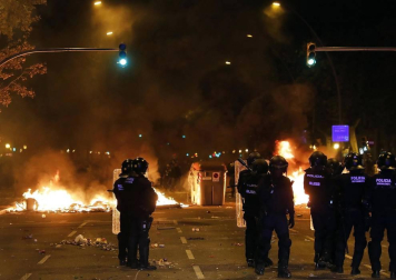 Enfrentamientos entre manifestantes y agentes policiales en las calles de la capital condal por las protestas generadas tras la sentencia del 'procés'.